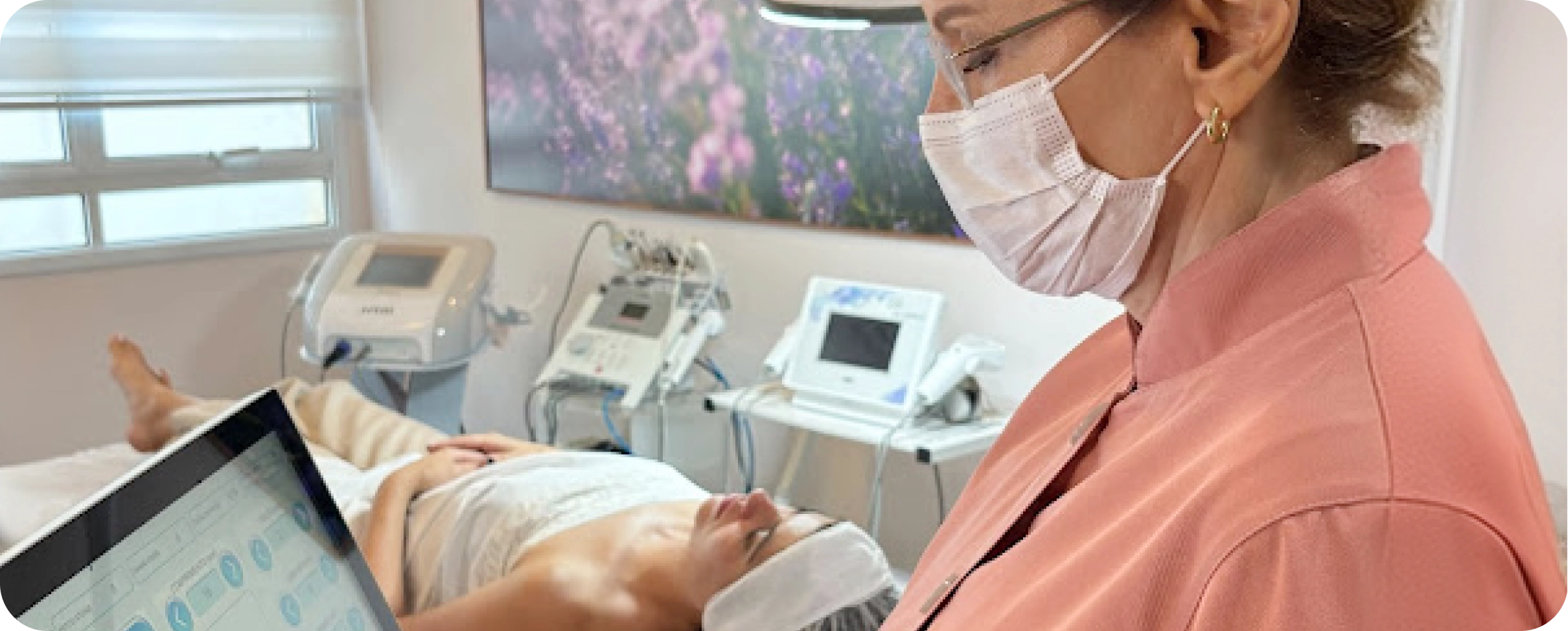 Esteticista Sonia Reimberg em avaliação para ultrassom microfocado em consultório de estética em Campinas, SP.