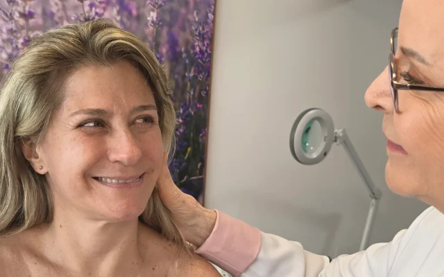 Atendimento de estética facial humanizada: especialista Sonia Reimberg avalia e cuida da pele de uma mulher madura.
