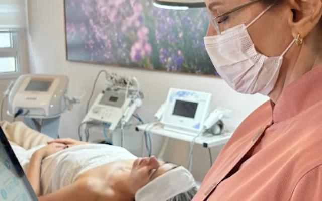 Esteticista Sonia Reimberg em avaliação para ultrassom microfocado em consultório de estética em Campinas, SP.